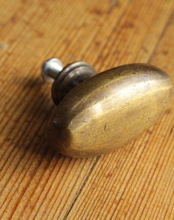 古色真鍮のオーバルノブ H/手にしっくりなじむ形とサイズの真鍮製